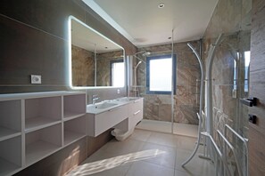 Dusche, Haartrockner, Handtücher
