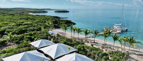 På stranden, liggestole, badehåndklæder