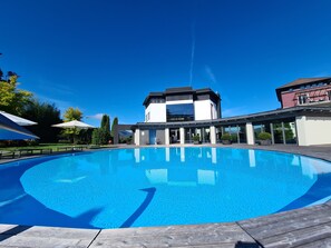 Una piscina al aire libre de temporada