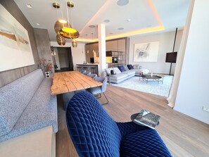 Exclusive-Suite, 3 Schlafzimmer, Nichtraucher | Essbereich im Zimmer