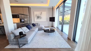 Suite exclusiva, 3 habitaciones, para no fumadores | Área de sala de estar | Televisión de pantalla plana de 120 cm con canales por cable