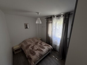 2 bedrooms, travel crib, free WiFi, bed sheets - Charming house with swimming pool (Bessan)