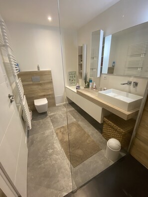 Doccia, asciugacapelli, asciugamani, sapone