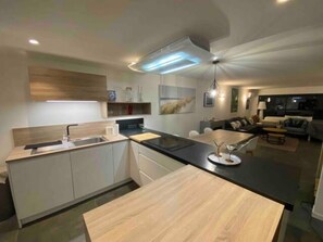 Frigorifero, microonde, forno, piano cottura