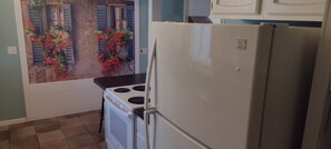 Fridge, microwave, oven, stovetop - Traveling RN's - Jacuzzi tub and Only 5 blocks to St Clare Hospital  (Baraboo)