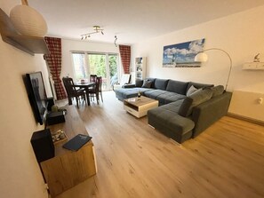 Living area - Moderne Ferienwohnung "lipsia" mit Garten und Terrasse - Nur 12 Min zum Strand! (Nienhagen)
