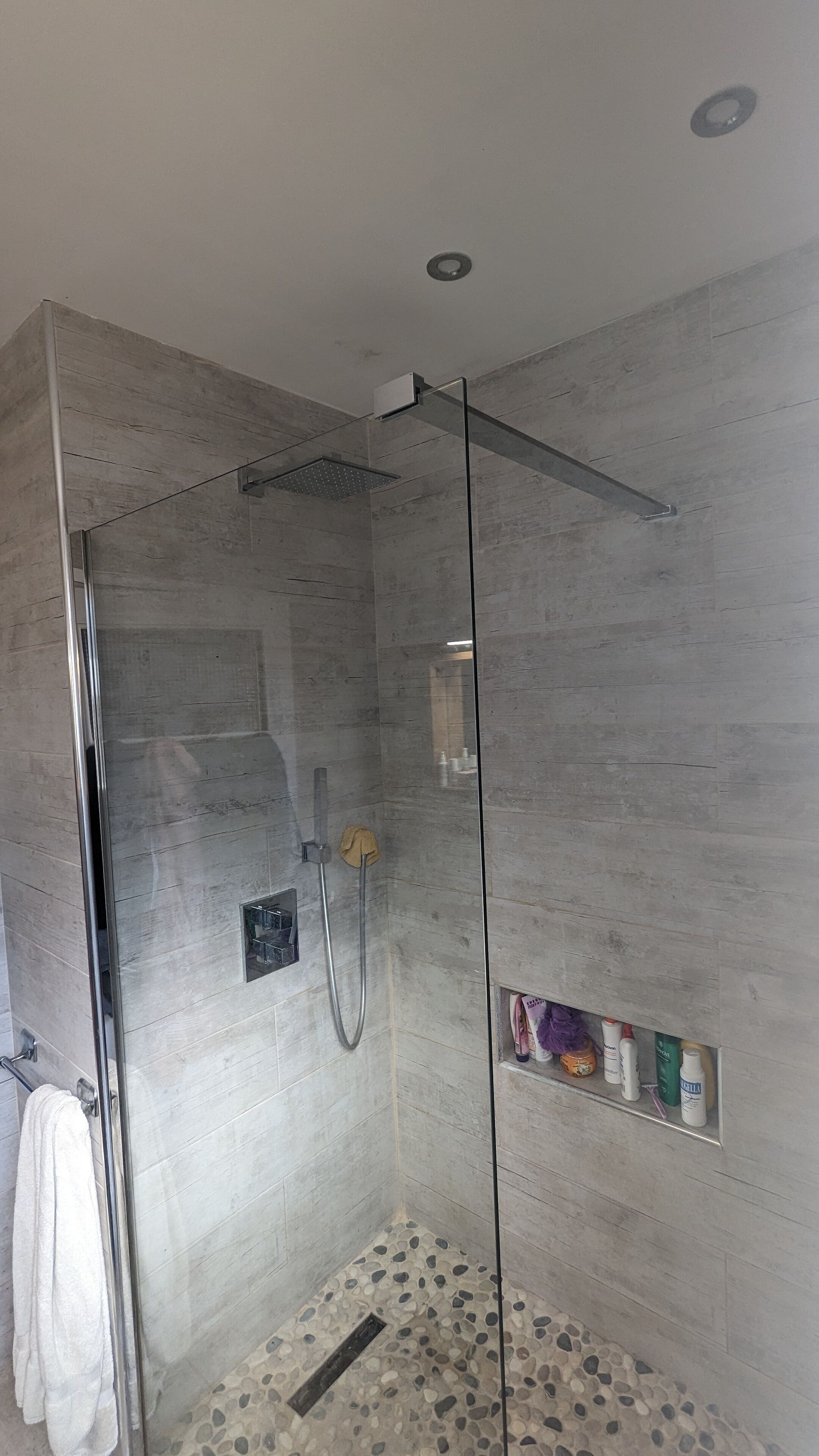 Douche, serviettes fournies, papier toilette