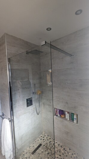 Douche, serviettes fournies, papier toilette