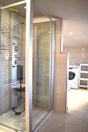 Dusche, Haartrockner, Bidet, Handtücher