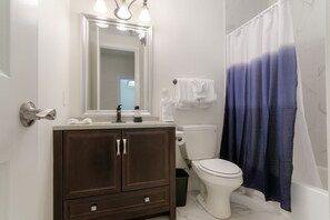 Hair dryer, towels - Charming 4-Bedroom Condo near St. Charles Avenue (New Orleans)