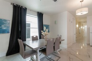 Dining - Charming 4-Bedroom Condo near St. Charles Avenue (New Orleans)