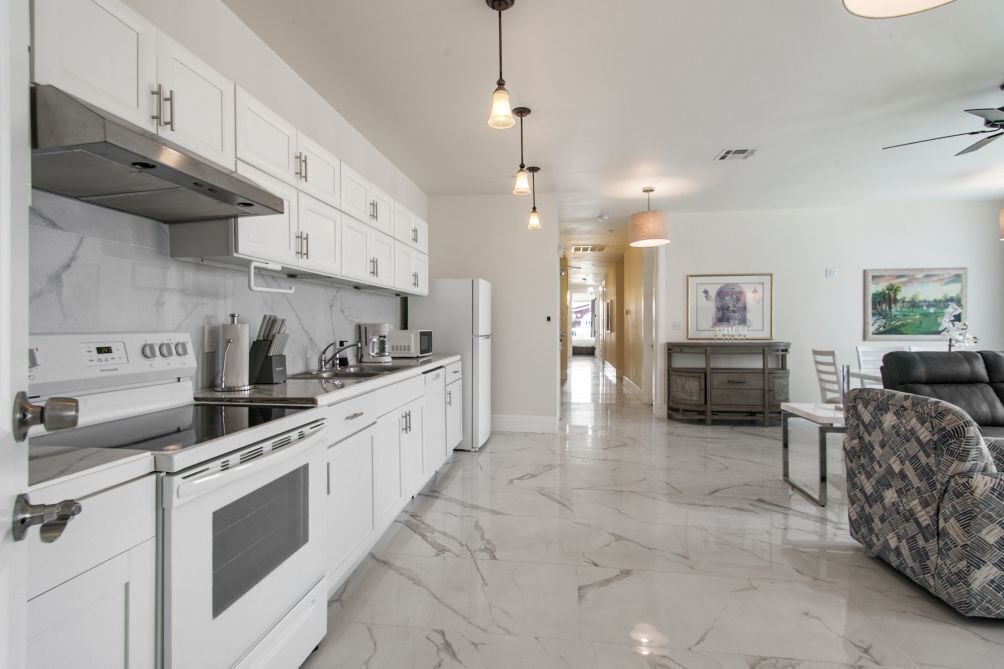 Kjøleskap, mikrobølgeovn, ovn og kokeplater