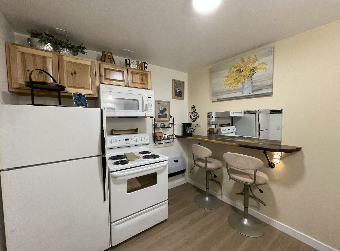 Riverside Retreat.       1queen bed, full kitchen, w/full bath apartment.