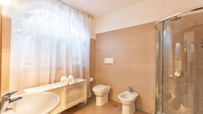 Dusche, Haartrockner, Bidet, Handtücher