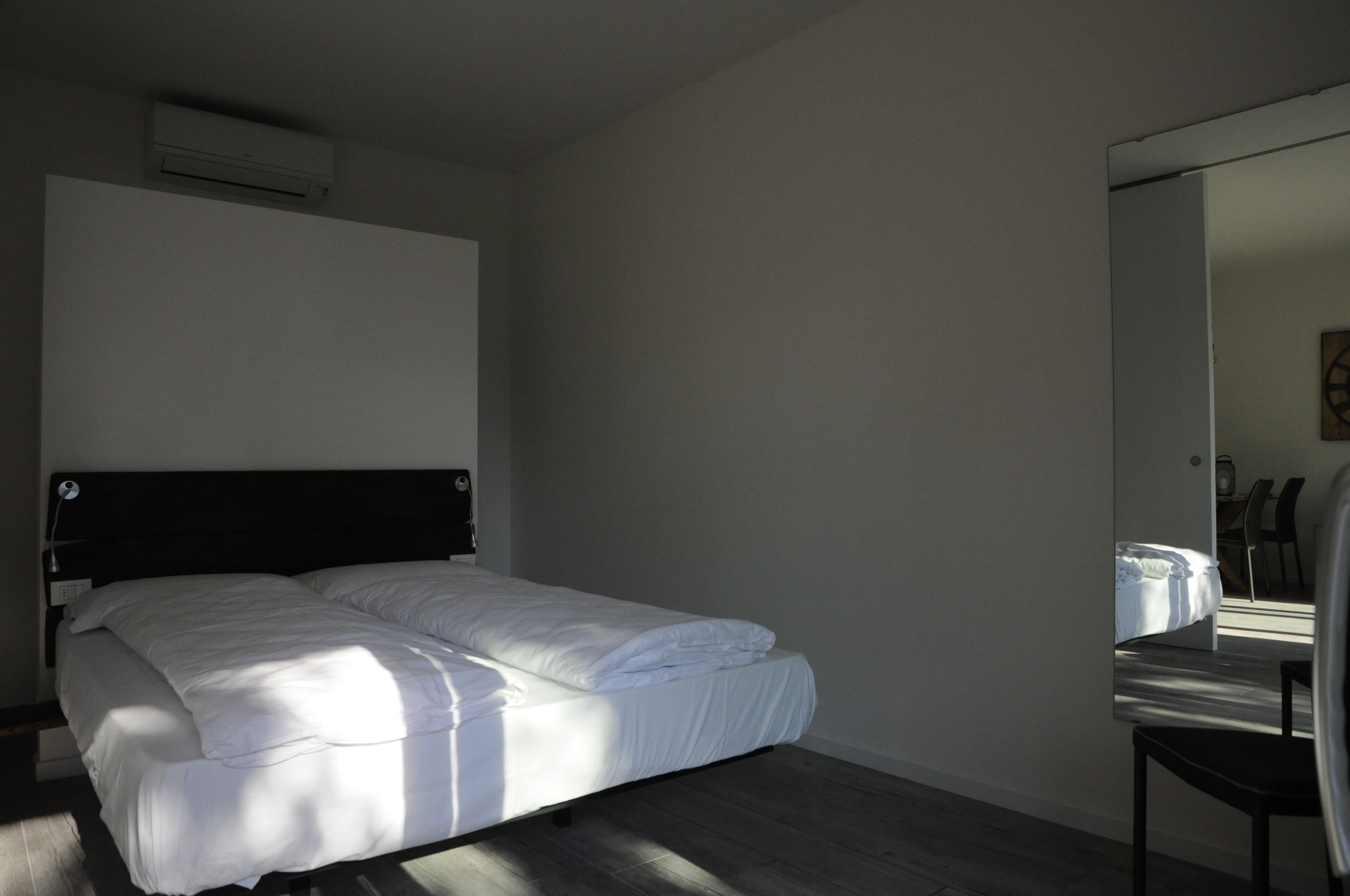 a few steps from the center of Malcesine with 2000 square meters of garden and olive trees