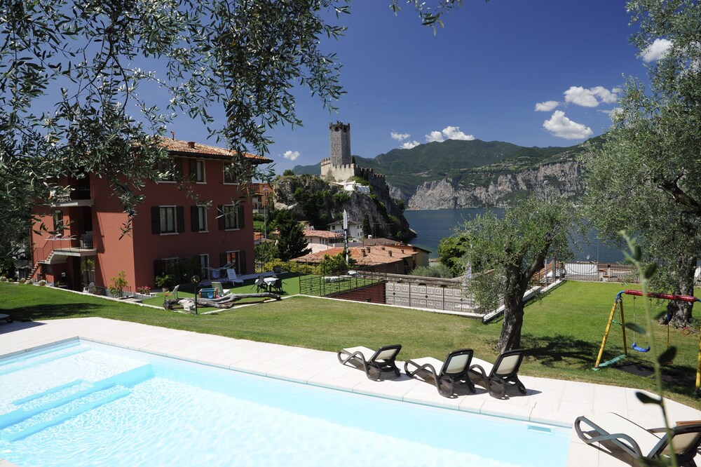 a few steps from the center of Malcesine with 2000 square meters of garden and olive trees