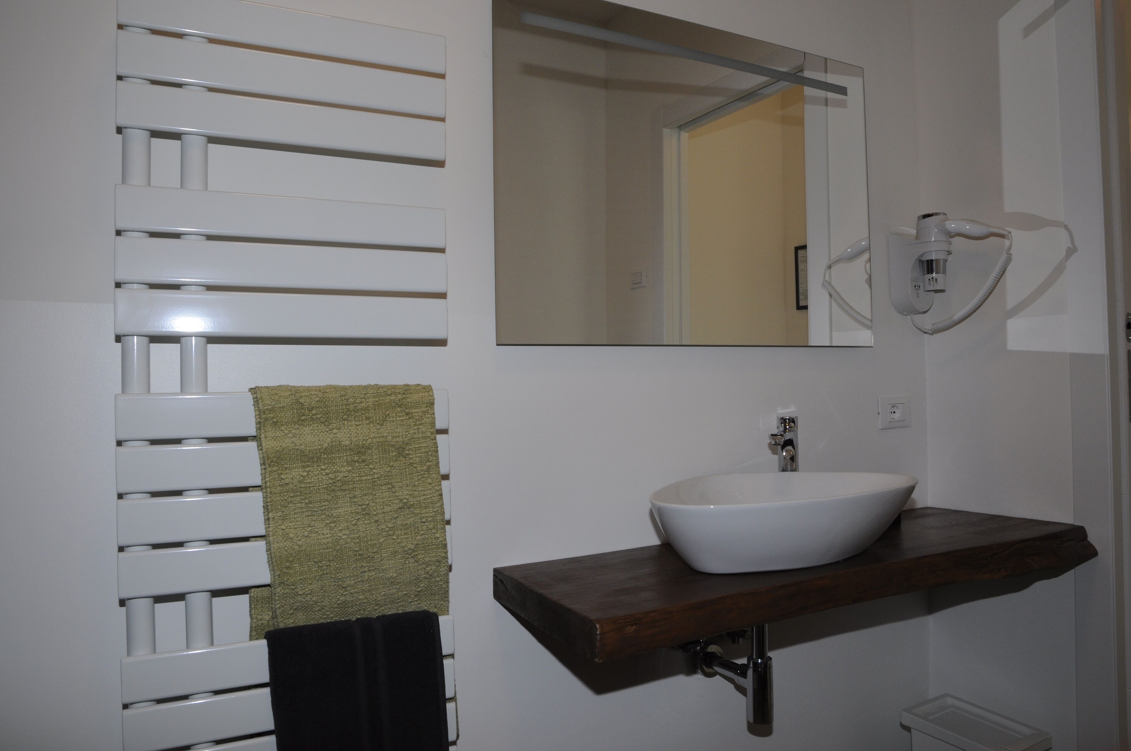 a few steps from the center of Malcesine with 2000 square meters of garden and olive trees