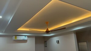 A ceiling with recessed lighting and a ceiling fan. - Racapa Apartment (Tema)