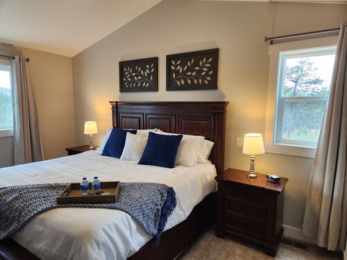 Beautiful retreat 2 miles from downtown Woodland Park - Sleeps 4