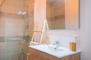 Bathtub, hair dryer, towels - Villa Juxta Maré, Beach 500 m Away (Sérignan)