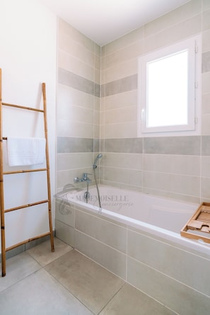 A bathroom with a bathtub, a shower, and a window. - Villa Juxta Maré, Beach 500 m Away (Sérignan)