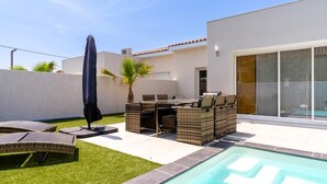 A modern outdoor pool area with a dining set and lounge chairs. - Villa Juxta Maré, Beach 500 m Away (Sérignan)