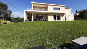 A two-story house with a balcony, a covered patio, and a well-maintained lawn. - Villa - Le Castellet (Le Castellet)