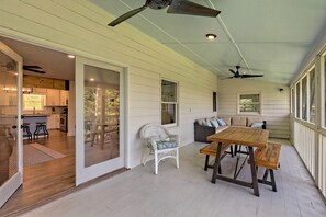 Outdoor dining - Beautiful long range views at Tranquility Ridge (Blue Ridge)