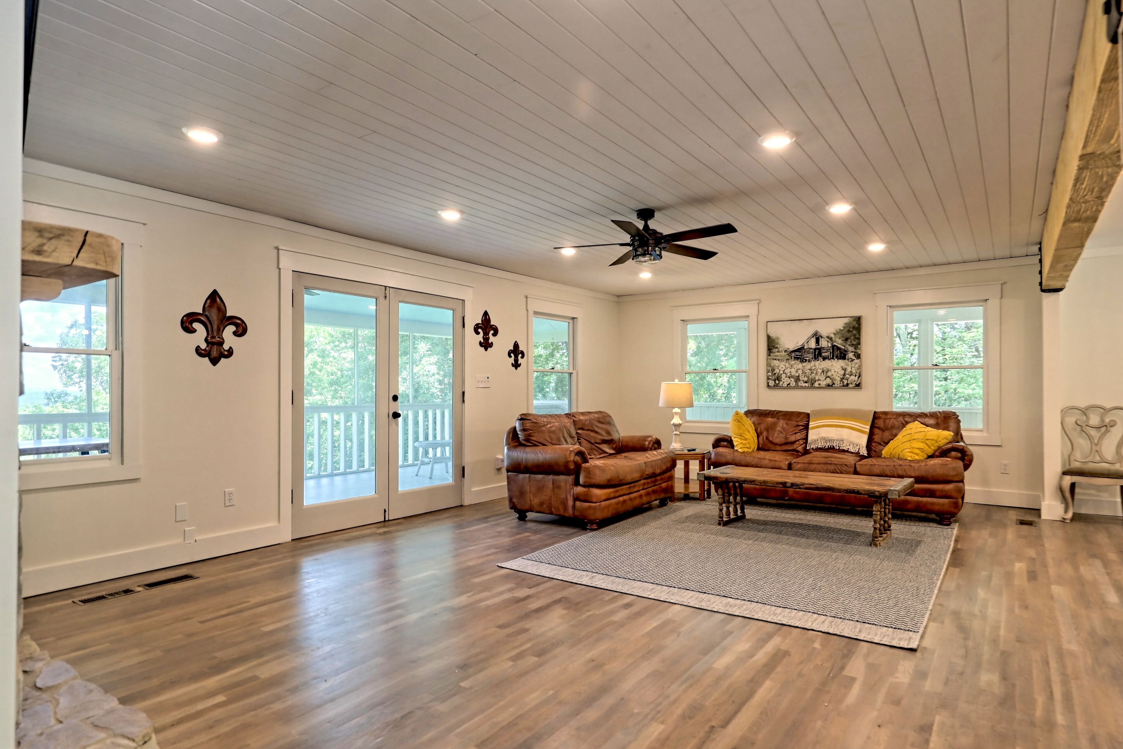 Smart TV, DVD player, books