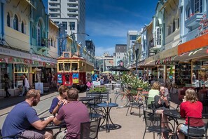 تناول الطعام بالخارج