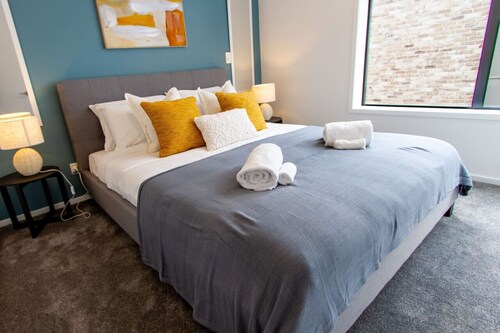 Glamorous 2 Bed CBD Townhouse with King Bed