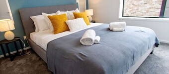 Glamorous 2 Bed CBD Townhouse with King Bed