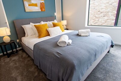 Glamorous 2 Bed CBD Townhouse with King Bed