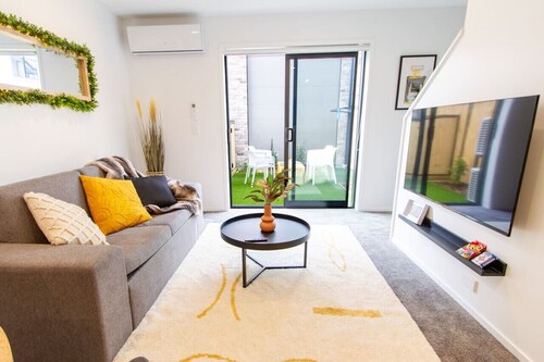 Glamorous 2 Bed CBD Townhouse with King Bed