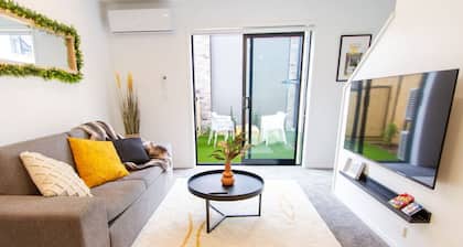 Glamorous 2 Bed CBD Townhouse with King Bed