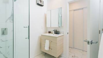 Secador de pelo y toallas