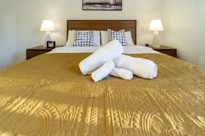 3 bedrooms, desk, iron/ironing board, free WiFi