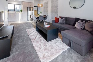 Smart TV, offices - Modern 3 bed Overlooking Hagley Park (Christchurch)