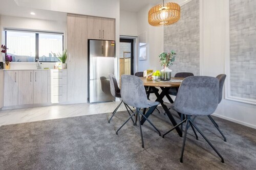 Modern 3 bed Overlooking Hagley Park