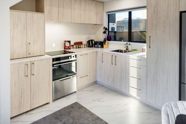 冷蔵庫、電子レンジ、オーブン、コンロ