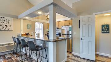 Coffee/tea maker, fridge, microwave, stovetop