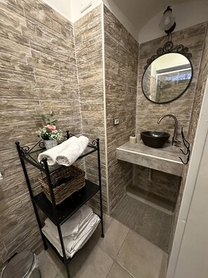 Douche, sèche-cheveux, peignoirs, bidet