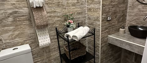 Douche, sèche-cheveux, peignoirs, bidet