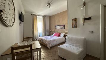 1 camera, una scrivania, ferro/asse da stiro, culla da viaggio