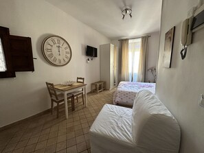 1 chambre, bureau, fer et planche à repasser, lit parapluie