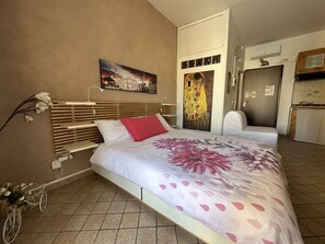 1 Schlafzimmer, Schreibtisch, Bügeleisen/Bügelbrett, Reisekinderbett