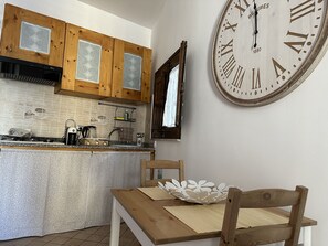 Køleskab, kogeplade, kaffe-/temaskine, elkedel