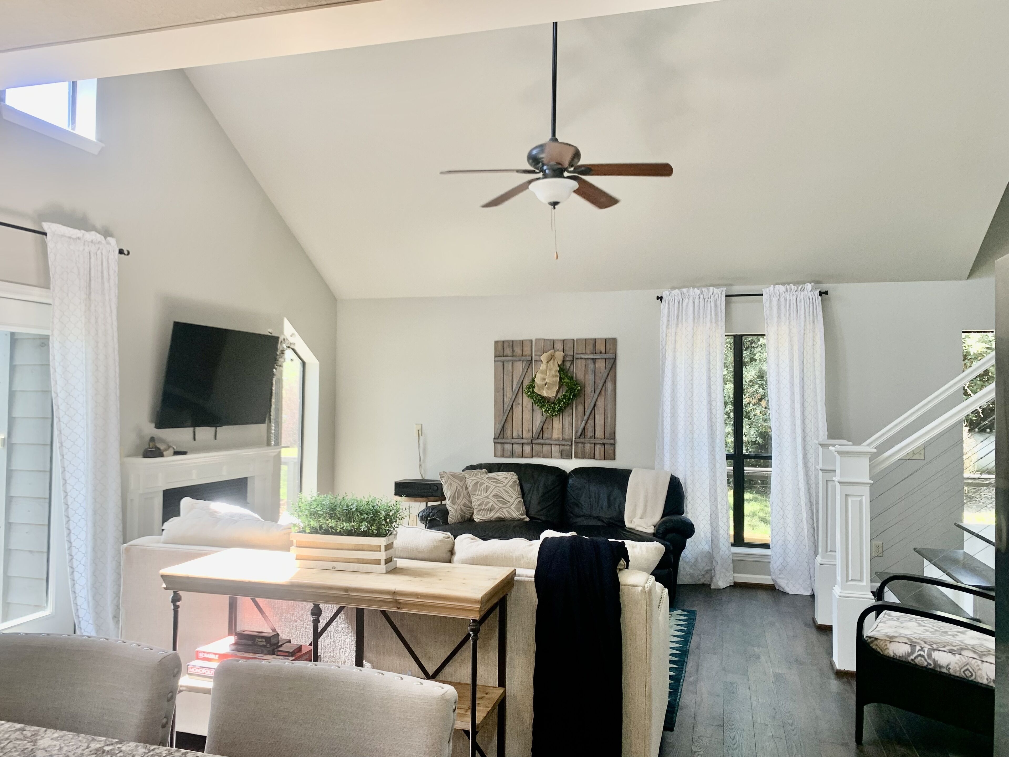 Smart TV, fireplace, DVD player, table tennis