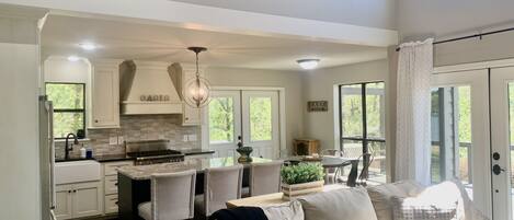 Téléviseur connecté, foyer, lecteur de DVD, table de ping-pong