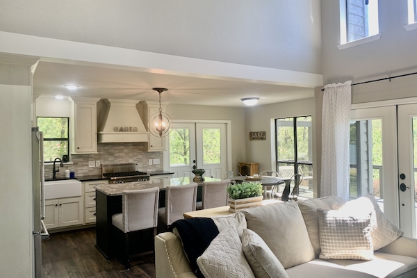 Een smart-tv, een open haard, een dvd-speler en een tafeltennistafel